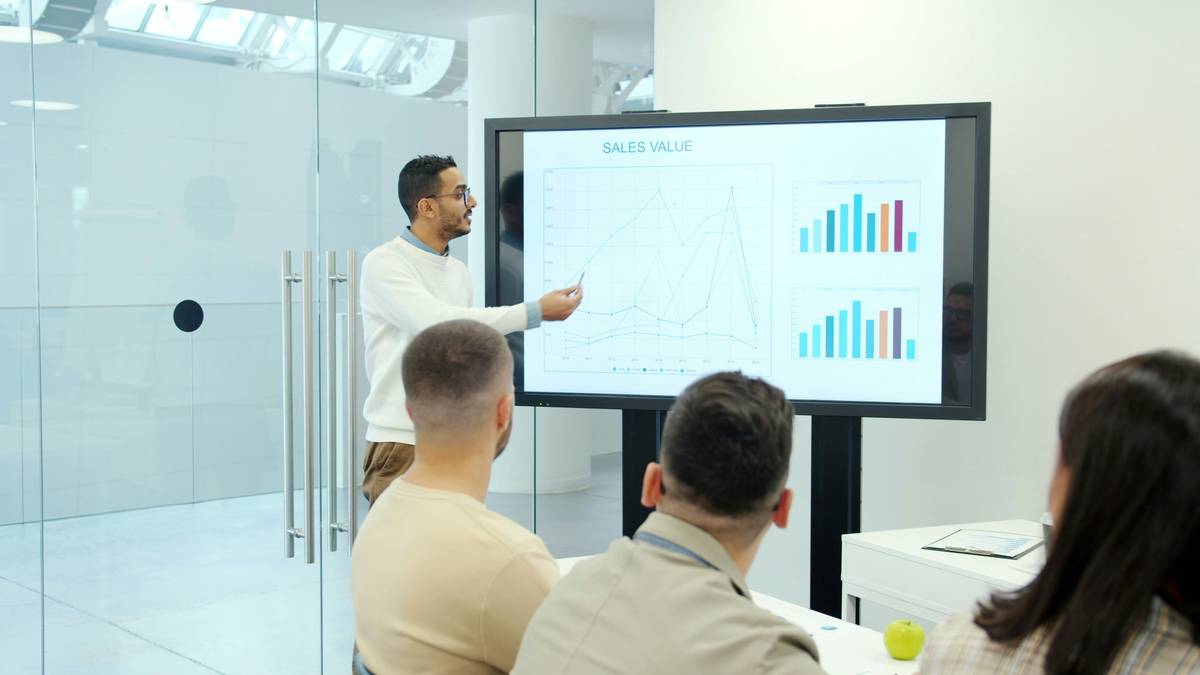 Streaming platform dashboard using audience data visualization to segment viewers by attention behavior