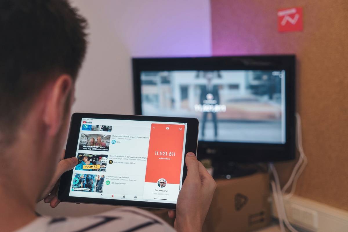 Cross-platform viewers transitioning between smartphone, tablet, and smart TV during a single viewing session